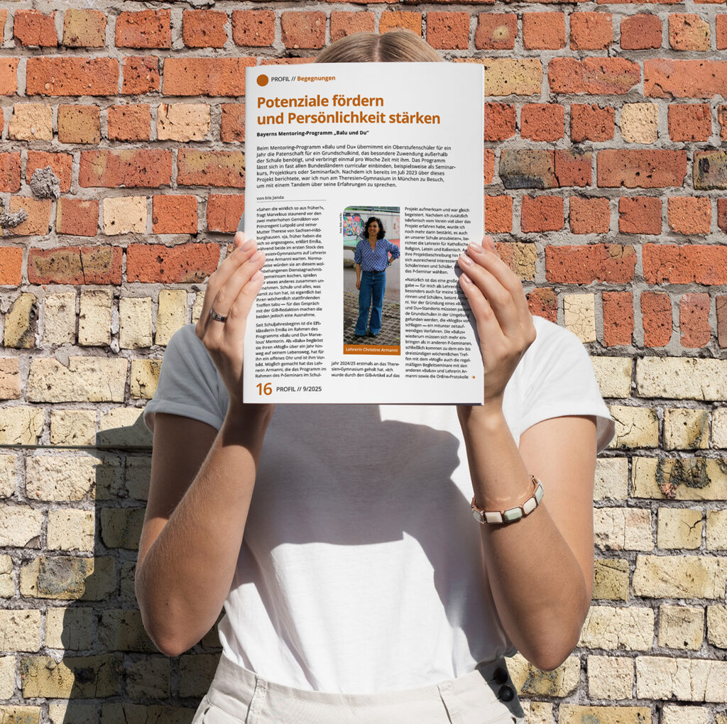 Foto: Jemand hält mit beiden Händen einen Zeitungsausschnitt mit dem Titel "Potenziale fördern und Persönlichkeit stärken" vors Gesicht.