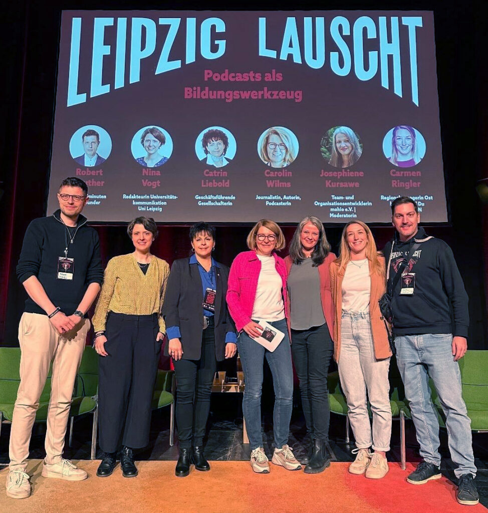 Gruppenfoto der Teilnehmenden einer Podiumsdiskussion, zweite von rechts: Regionalmanagerin Carmen Ringler.