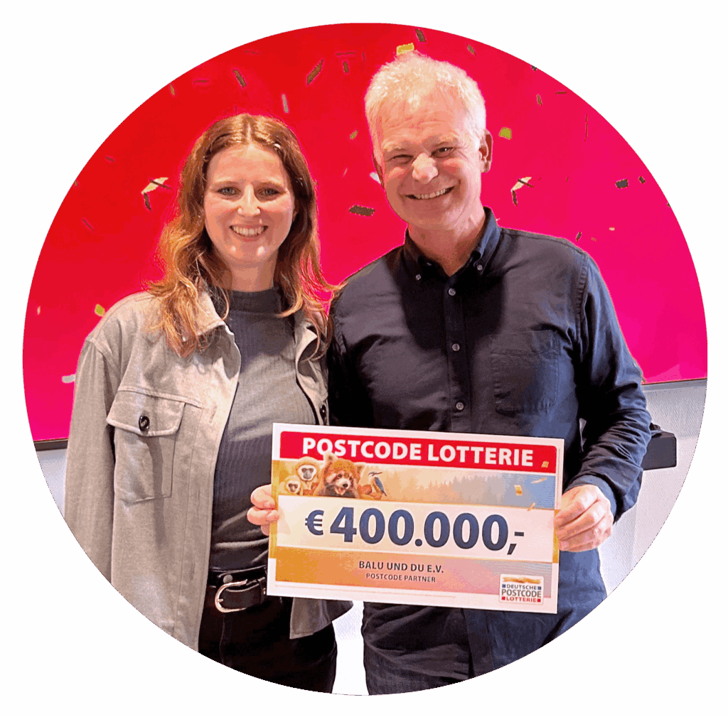Foto: Nadine Holste (links) und Dr. Dominik Esch (rechts) freuen sich über einen Spendenscheck der Postcode Lotterie in Höhe von 400.000 Euro für Balu und Du e.V.