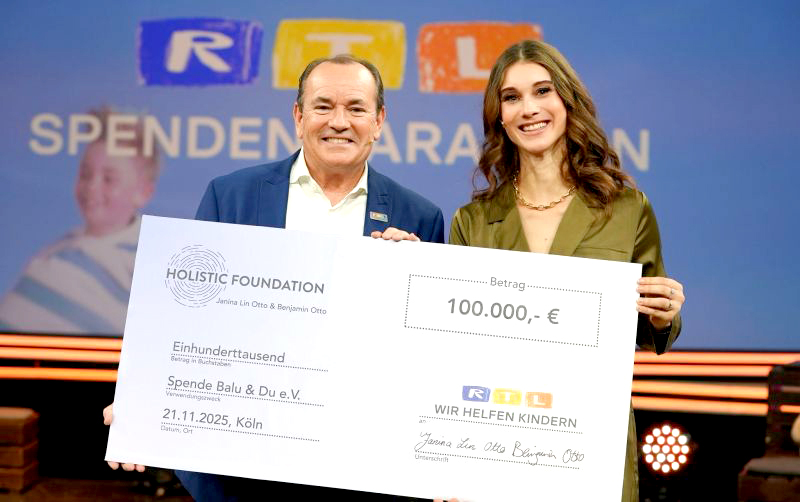 Foto: Beim RTL-Spendenmarathon übergibt Janina Lin Otto (rechts) einen Spendenscheck der Holistic Foundation über 100.000 Euro für Balu und Du e. V. an den Moderator Wolfram Kons (links)