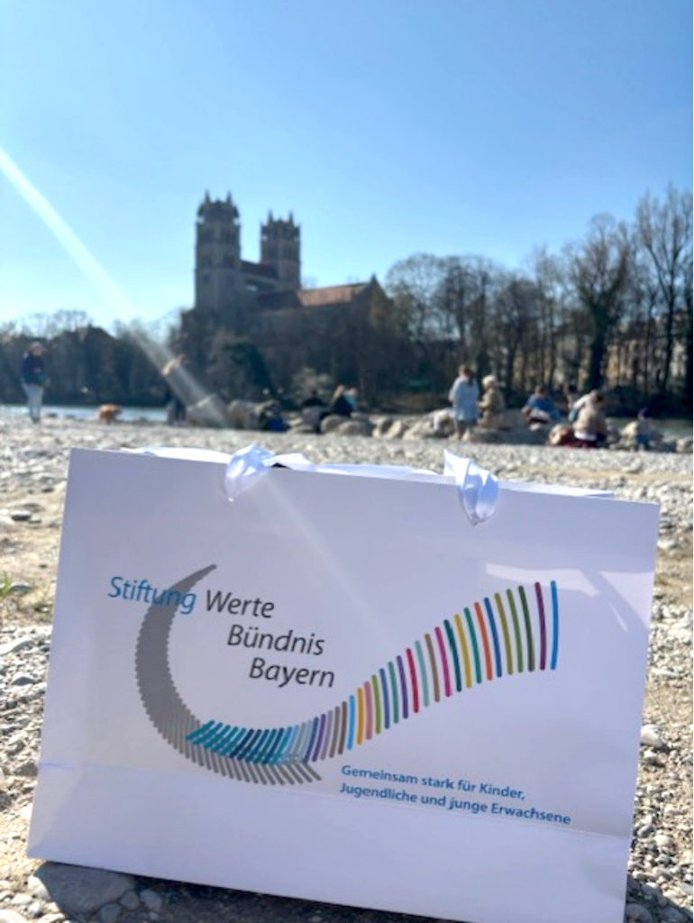Foto eines Schildes, auf dem "Stiftung Werte Bündnis Bayern" zu lesen ist.
