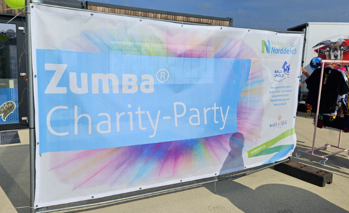 Foto eines Plakats, das auf die Zumba Charity-Party in Norddeich hinweist. Auf dem Plakat ist auch das Logo von Balu und Du zu erkennen.